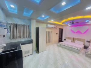 Radhika Cozy Studio Apartment Kitchen 2 Double Beds