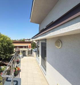 Local-Lux Penthouse - Free parking