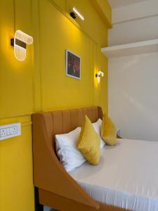 Spotlight, with Movie theatre room by BeauMonde Suites