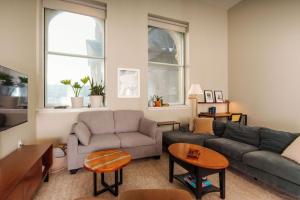Downtown Luxe 2BR Loft Apt - Sleeps 8 - Walkable