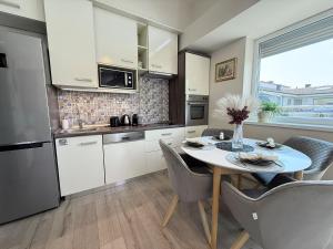Local-Lux Penthouse - Free parking