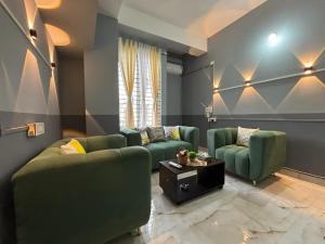 Arena with Movie Theatre Room - by BeauMonde Suites