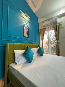 Arena with Movie Theatre Room - by BeauMonde Suites