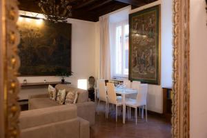 Trevi Heritage Loft, Modern and Roman Charm