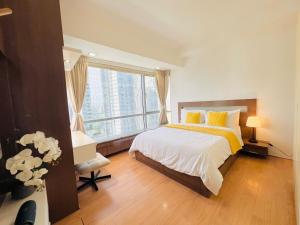 The Infinity Tower in BGC, 2BR City View with Parking by Alex Home