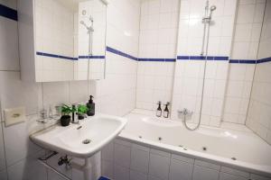 Bright Apartment in central Basel - Special WHITE RABBIT 32 Apartment, Basel, up to 6 guests