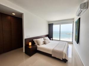 Oceanfront 2BR with Balcony near Walled City