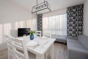Spacious Apartment Near the Airport Parking & Remote Working by Noclegi Renters