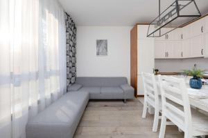 Spacious Apartment Near the Airport Parking & Remote Working by Noclegi Renters