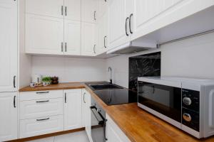 Spacious Apartment Near the Airport Parking & Remote Working by Noclegi Renters