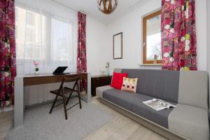 Spacious Apartment Near the Airport Parking & Remote Working by Noclegi Renters