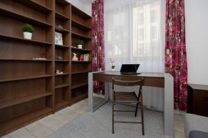 Spacious Apartment Near the Airport Parking & Remote Working by Noclegi Renters