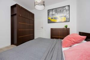 Spacious Apartment Near the Airport Parking & Remote Working by Noclegi Renters