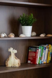 Spacious Apartment Near the Airport Parking & Remote Working by Noclegi Renters