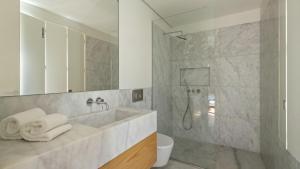 Spacious 1-bedroom Apartment with City Views