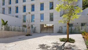 Spacious 1-bedroom Apartment with City Views