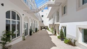 Spacious 1-bedroom Apartment with City Views
