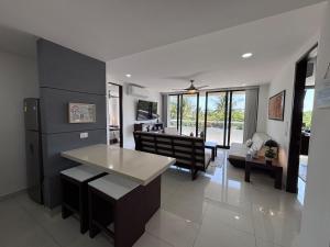 Condo across de beach, Rooftop, Pool, Great location, Takh