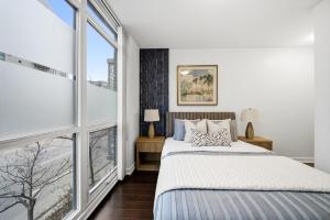 2-Storey Townhome near the CN Tower & Sleeps 10