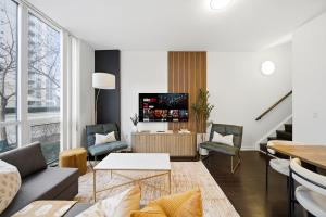 2-Storey Townhome near the CN Tower & Sleeps 10