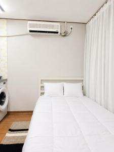 31Hongdae Station Area, Yeonnam, Hongdae Street, 15 Minutes from Itaewon, Single Accommodation, Fully Furnished