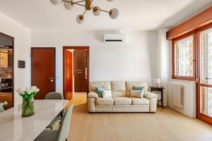 Apartment with balcony between Rome and the sea