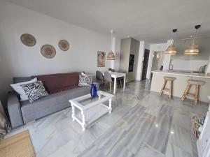 Beautiful Renovated apartment walking distance to beach and ammenties