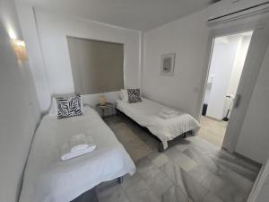 Beautiful Renovated apartment walking distance to beach and ammenties