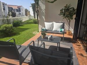 Beautiful Renovated apartment walking distance to beach and ammenties