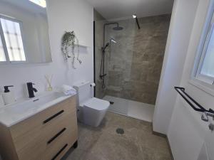 Beautiful Renovated apartment walking distance to beach and ammenties