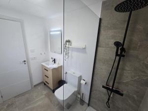 Beautiful Renovated apartment walking distance to beach and ammenties
