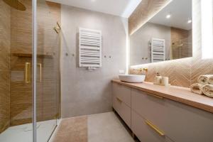 Apartament Vidok 216 by Warmia4Rent, z widokiem na jezioro