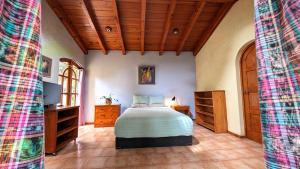 Chalet La Llovizna - Lush hidden paradise in Panajachel