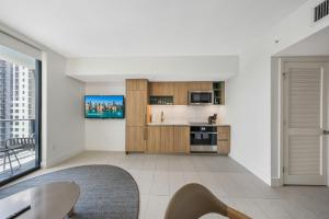Stunning Condo - City Views - Gym & Rooftop Pool