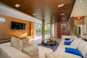 Luxury Villa Near Bangla 5mins walk to Beach