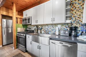 Fawnskin Family Cabin - North Shore, Foosball, Fireplace. Deck