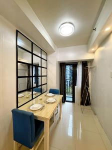 Seana rhys Moa Staycation