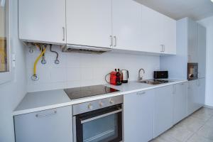 Sunny 3BD Villa Pool AC Wi-Fi BBQ Terrace