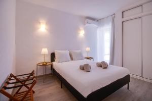Sunny 3BD Villa Pool AC Wi-Fi BBQ Terrace