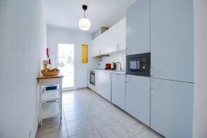 Sunny 3BD Villa Pool AC Wi-Fi BBQ Terrace