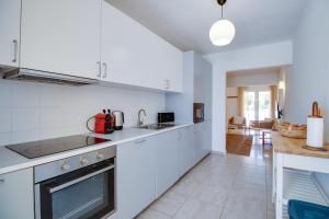 Sunny 3BD Villa Pool AC Wi-Fi BBQ Terrace