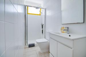 Sunny 3BD Villa Pool AC Wi-Fi BBQ Terrace