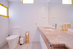 Sunny 3BD Villa Pool AC Wi-Fi BBQ Terrace