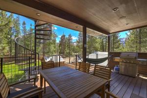 Navahoe Nest - Roof Top Hot tub & Pool Table
