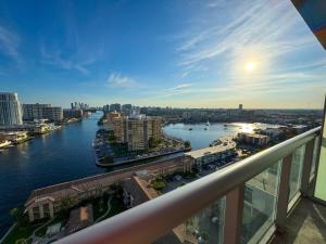Chic Studio Bay Views & Miami Skyline
