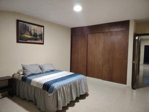 Cómoda y amplia casa cerca de 4 plazas 1 jardín 10 minutos de zona industrial 5 minutos del centro