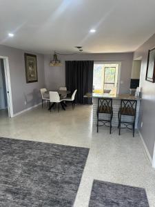 Manasota Key Getaway Sleeps 8 - Steps to the Beach