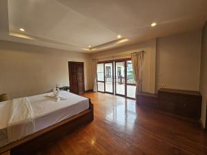 Classical 5BR Pool Villa Pattaya