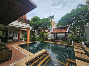 Classical 5BR Pool Villa Pattaya