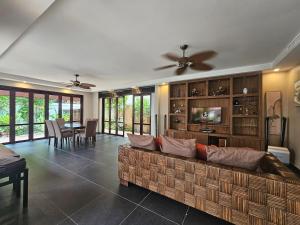 Classical 5BR Pool Villa Pattaya